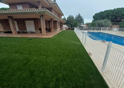 Renovació de jardí unifamiliar amb gespa artificial