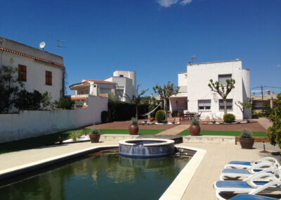 Restauració del jardí d’una casa unifamiliar amb gespa artificial