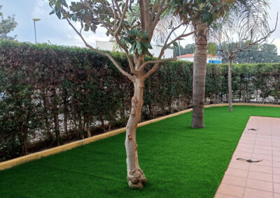 Instal·lació de gespa artificial en petit jardí unifamiliar